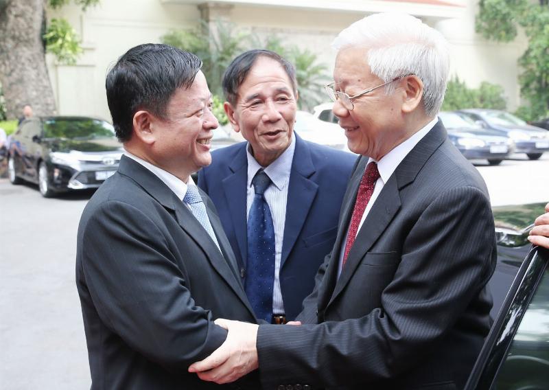 Chân dung hoặc biểu tượng của một số tác giả thơ về gia đình nổi tiếng của Việt Nam, gợi lên sự uy tín và di sản văn học